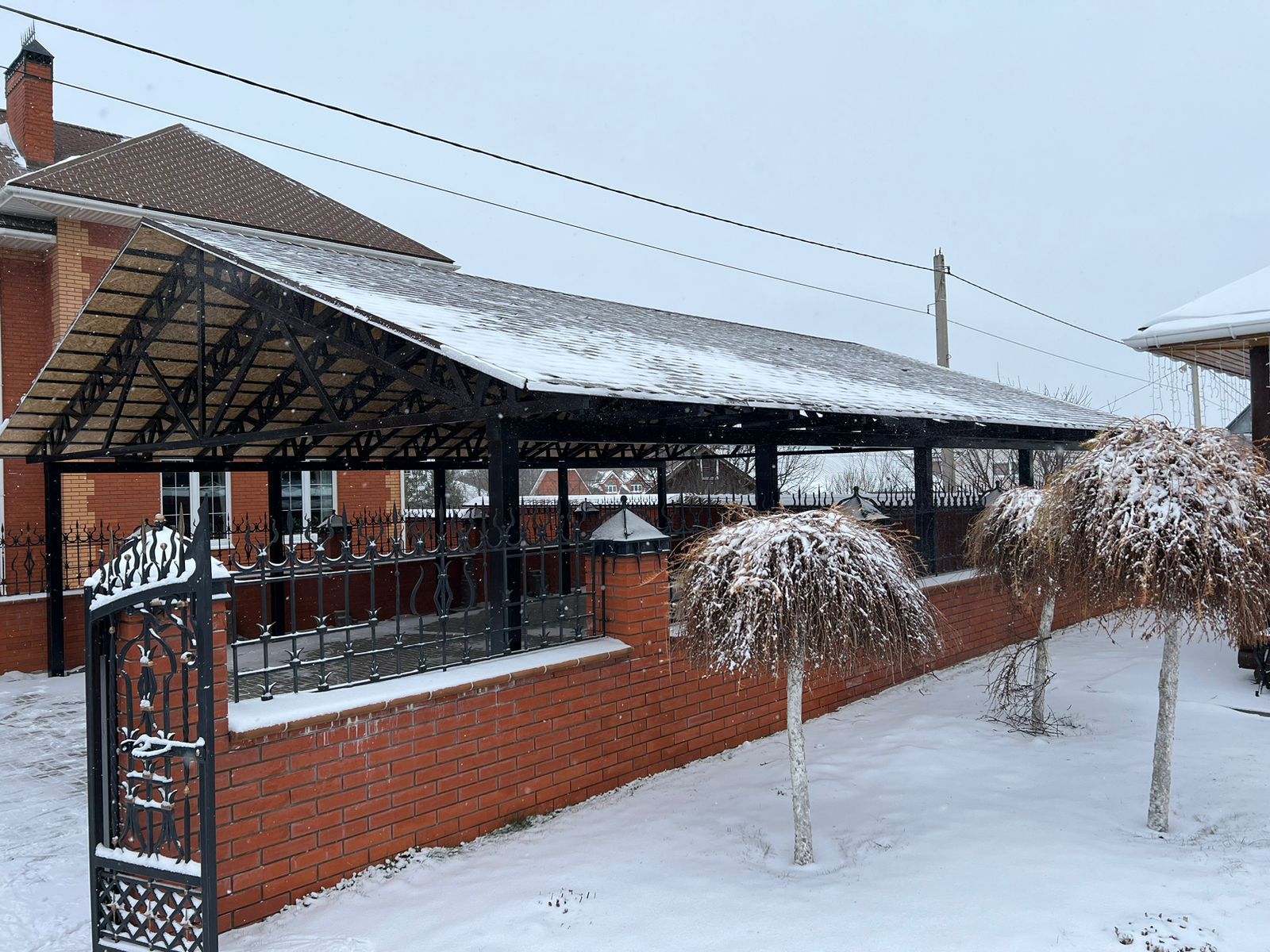 Двускатный навес из металлочерепицы