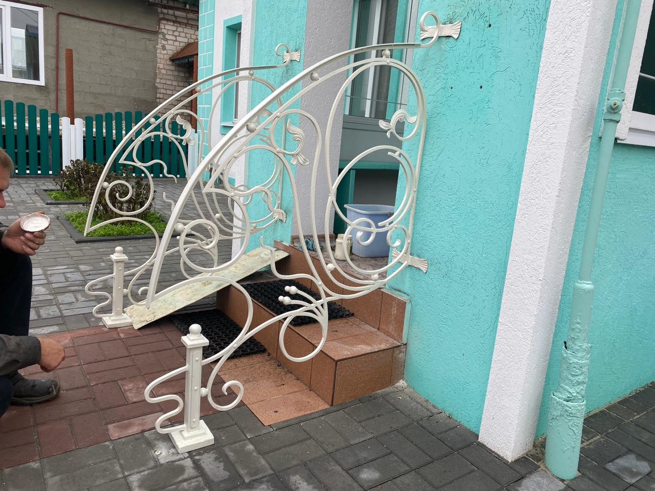 Как избежать визуального перегруза фасада: перила, балкон и входная группа в одном проекте в Обнинске